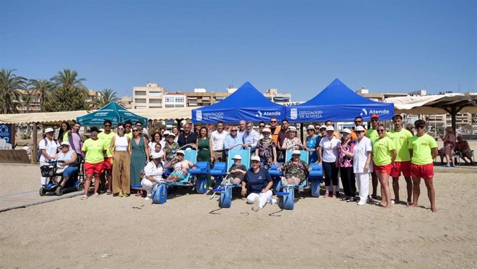 Presentación de tres sillas anfibias en Garrucha (Almería)