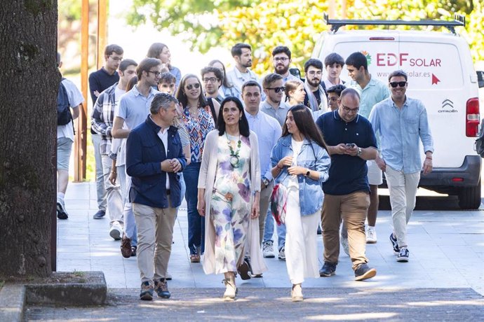 Prado mantiene un encuentro en Santiago con miembros de Novas Xeracións.