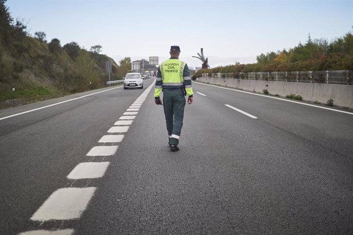 Archivo - Un agente de Tráfico de la Guardia Civil