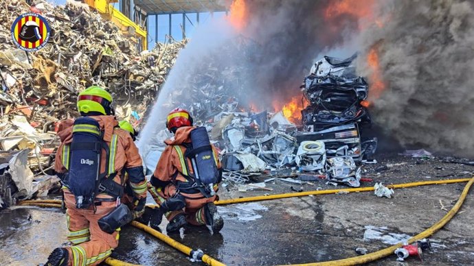 Crema un camió amb material inflamable en una nau industrial a Silla 
