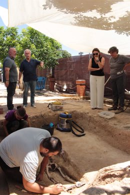 Excavaciones en el cementerio de San Fernando de Espartinas