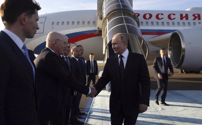 Vladimir Putin saluda a las autoridades a su llegada a Astaná, capital de Kazajistán.