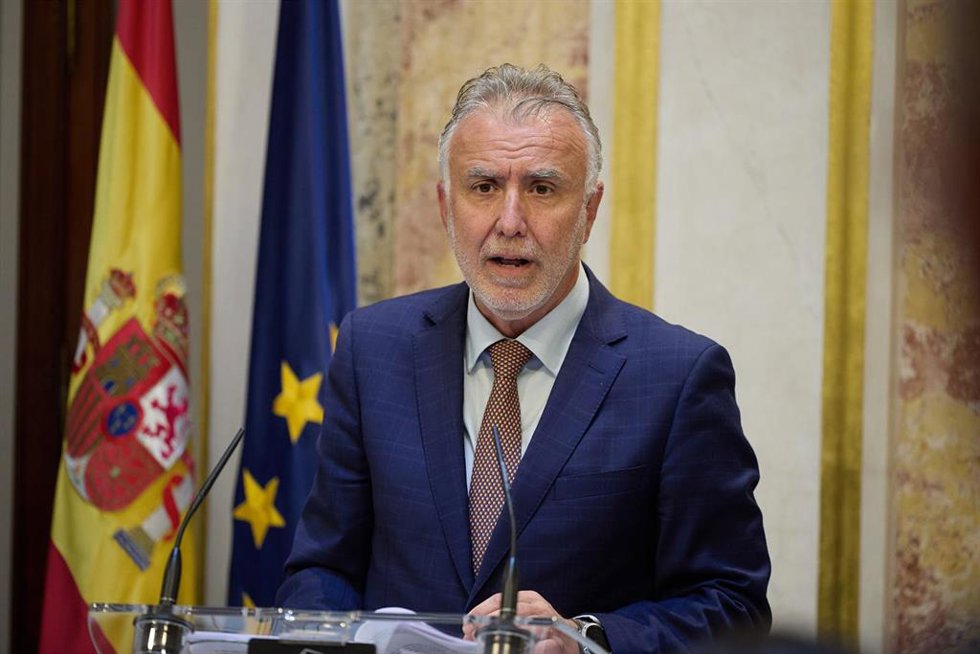 El ministro de Política Territorial y Memoria Democrática, Ángel Víctor Torres, ofrece una rueda de prensa tras una reunión con los portavoces del PP, PSOE y Vox del Parlamento de Canarias en el Congreso de los Diputados, a 26 de junio de 2024, en Madri