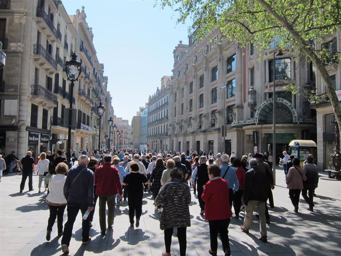 Archivo - Gente paseando en Barcelona