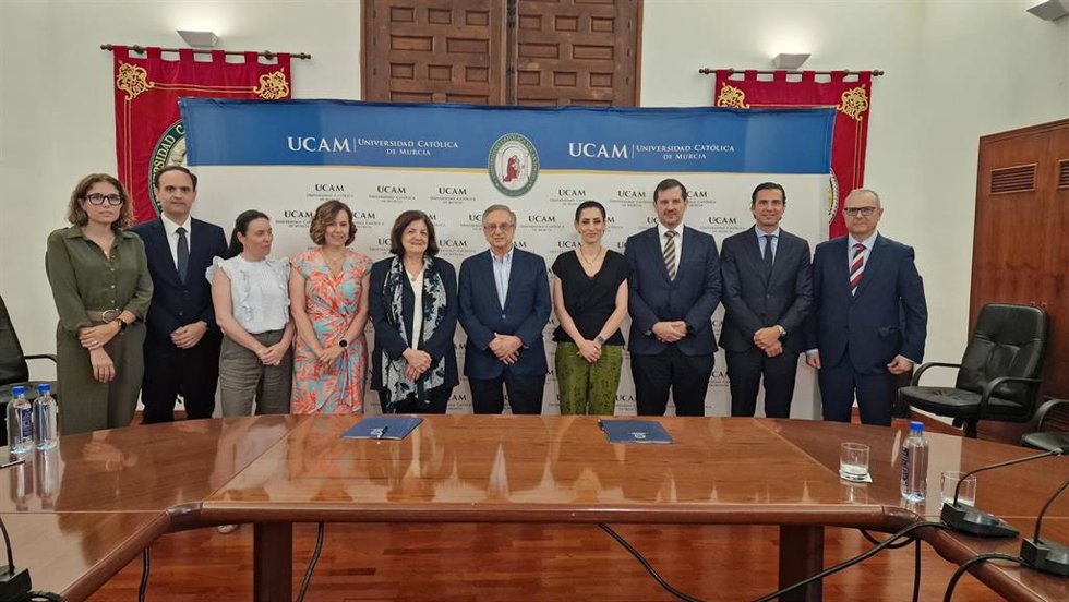 Foto de la familia a la conclusión del acto de firma con los representantes de la UCAM y el Grupo Fuertes