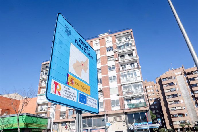 Archivo - Un cartel anuncia la Zona de Bajas Emisiones (ZBE) en Plaza Elíptica, a 4 de enero de 2023, en Madrid (España). 