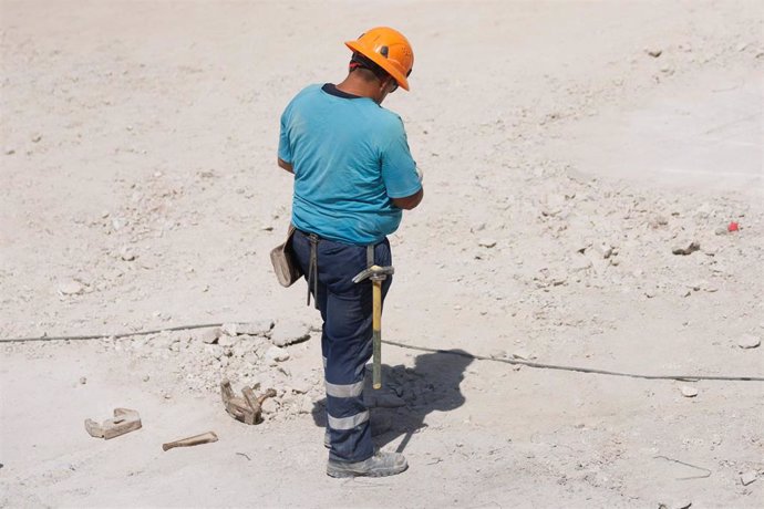 Archivo - Un obrero durante la construcción de una obra, a 10 de mayo de 2023, en Madrid (España)