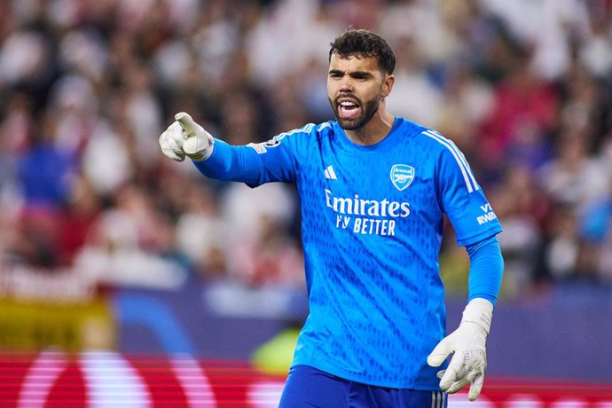 Archivo - David Raya of Arsenal FC gestures during the UEFA Champions League match between Sevilla FC and Arsenal FC at Estadio Ramon Sanchez Pizjuan on October 24, 2023 in Sevilla, Spain.