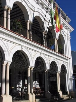 Archivo - Fachada del Ayuntamiento de Almonte. 