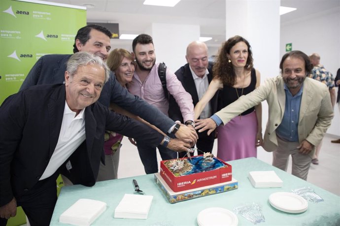 Fuentes (primero por la izda.), Bellido (segundo) y López (tercera) celebran la llegada del primer vuelo comercial procedente de Mallorca al aeropuerto de Córdoba.