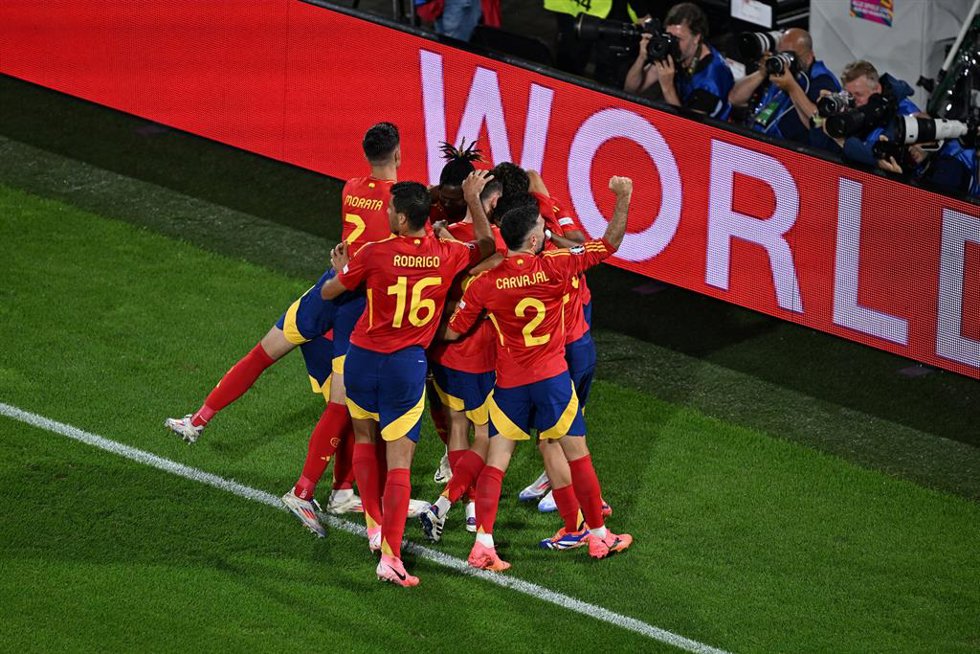 30 June 2024, North Rhine-Westphalia, Cologne: Spain's players celebrate their side's second goal of the game during the UEFA EURO 2024 round of 16 soccer match between Spain and Georgia at the Cologne Stadium. Photo: David Inderlied/dpa