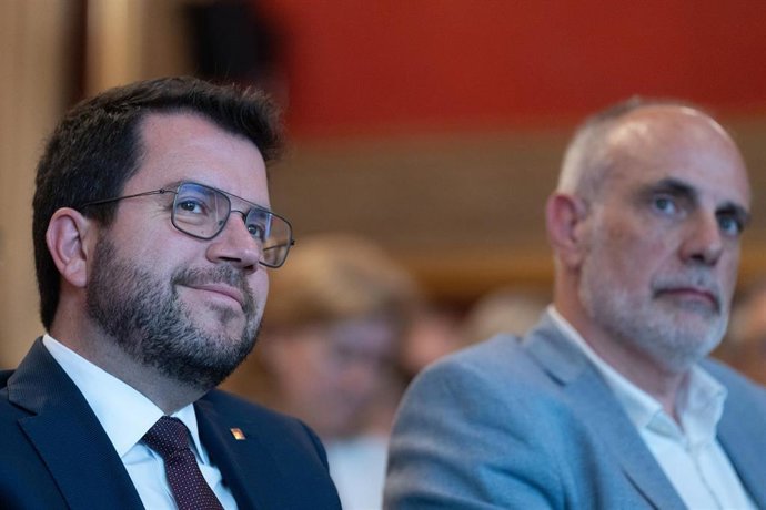 El presidente de la Generalitat, Pere Aragonès, y el director del Institut d'Estudis d'Autogovern (IEA) en la presentación del informe 2023 del IEA.