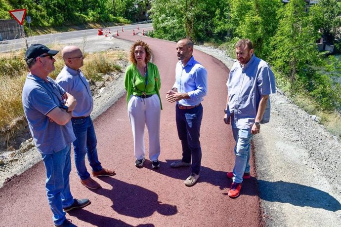 La consellera de Territori, Ester Capella, visita la via ciclista entre Sort i Rialp (Lleida)