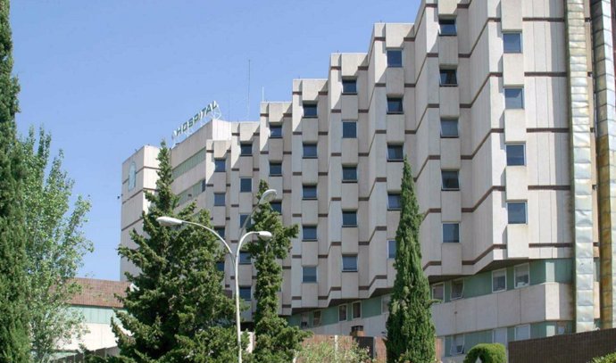 Archivo - Fachada del hospital de Cabra, en Córdoba.