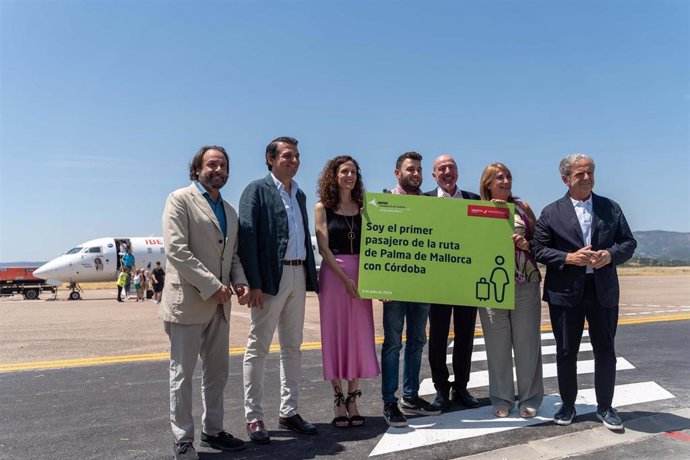 El primer pasajero (centro) llegado a Córdoba en vuelo regular tras 16 años es recibido por las autoridades