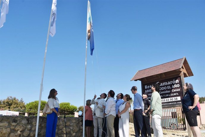 Izada de las banderas turísticas en Punta Umbría (Huelva).