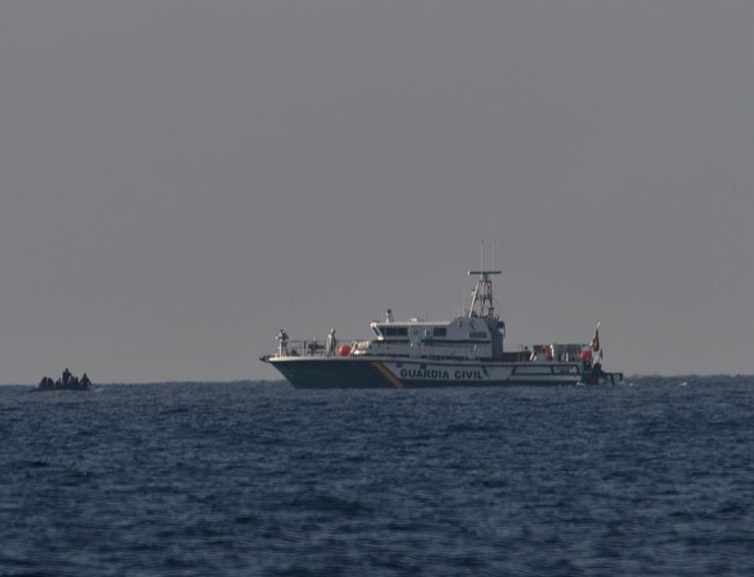 Archivo - Rescate de una patera por parte de la patrullera de la Guardia Civil