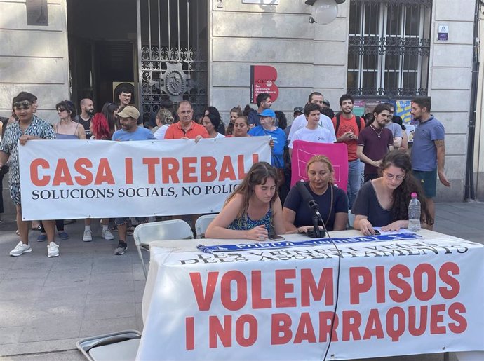 Rueda de prensa de entidades sociales y de vivienda del barrio de Vallcarca de Barcelona.