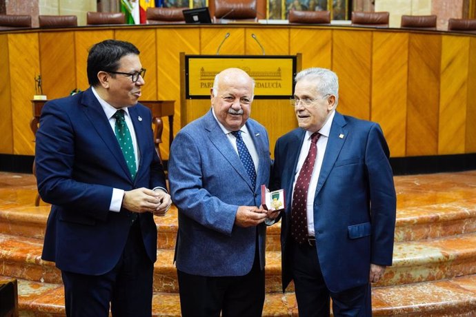 El presidente del Parlamento de Andalucía, Jesús Aguirre, este jueves con los Colegios de Gestores Administrativos.