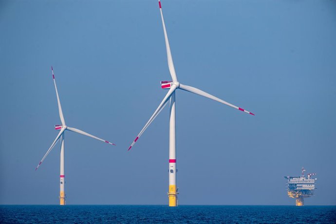 Archivo - FILED - 09 September 2023, Mecklenburg-Western Pomerania, Sassnitz: Offshore wind turbines are located at the Arcadis Ost 1 wind farm off the island of Ruegen in the Baltic Sea. Photo: Stefan Sauer/dpa