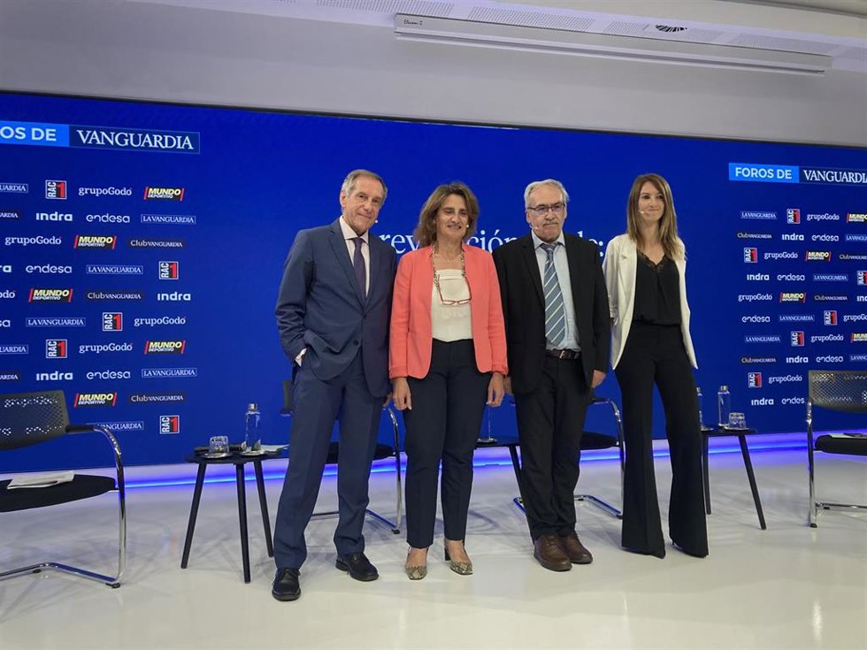 La ministra de Transición Ecológica, Teresa Ribera, el periodista y adjunto a la presidencia y director de Relaciones Institucionales del Grupo Godó, Ramon Rovira, la periodista de RAC1 Mnica Usar y el redactor de La Vanguardia Antonio Cerrillo