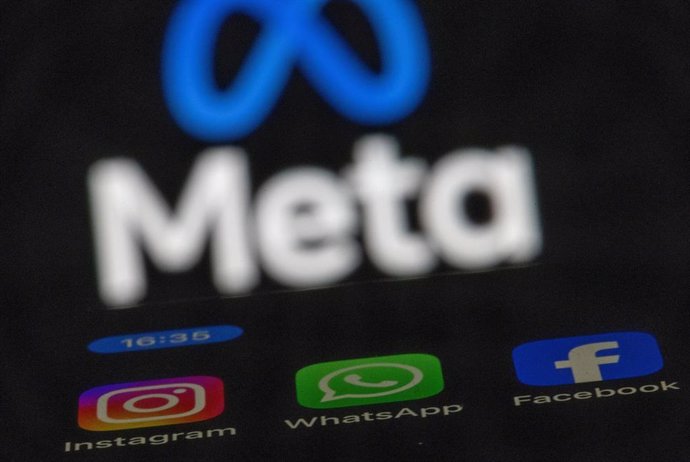 Archivo - ILLUSTRATION - 16 May 2024, Mecklenburg-Western Pomerania, Schwerin: The Instagram, Facebook and WhatsApp apps can be seen on the display of a smartphone, in front of the logo of the Meta internet company. Photo: Jens Büttner/dpa