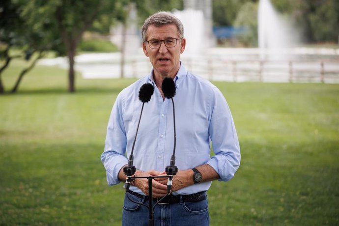 El presidente del Partido Popular, Alberto Núñez Feijóo, ofrece declaraciones a los medios durante su visita al campamento urbano que el Ayuntamiento de Torrejón organiza en el Parque Europa, a 28 de junio de 2024, en Torrejón de Ardoz, Madrid (España). 