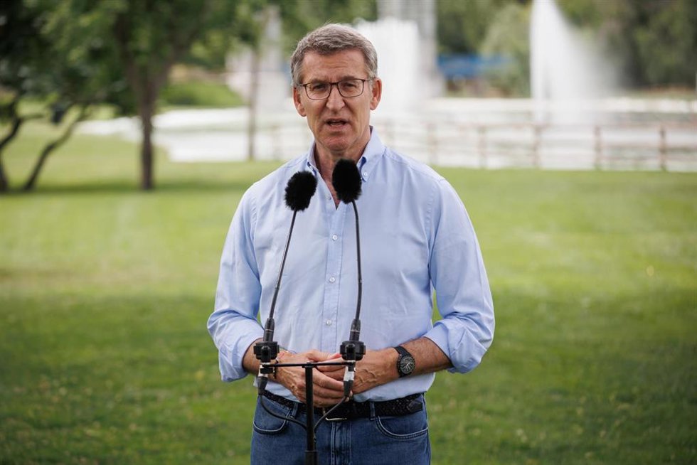 El presidente del Partido Popular, Alberto Núñez Feijóo, ofrece declaraciones a los medios durante su visita al campamento urbano que el Ayuntamiento de Torrejón organiza en el Parque Europa, a 28 de junio de 2024, en Torrejón de Ardoz, Madrid (España).