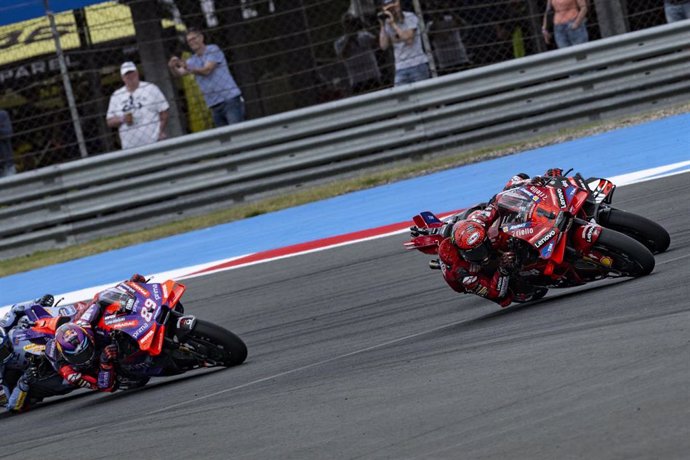 Los pilotos de MotoGP Pecco Bagnaia y Jorge Martín en disputa en el GP de Países Bajos 2024