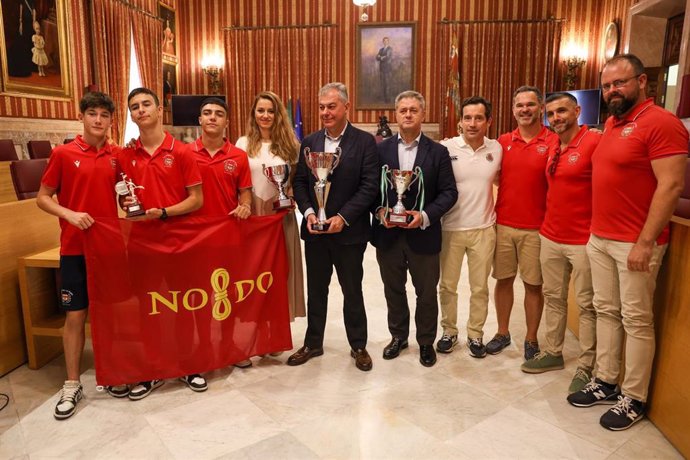 Miembros del CAR Rugby Sevilla reciben el Giraldillo de manos del alcalde