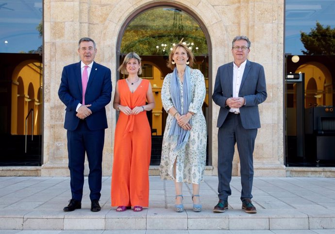 El president de la Diputació de Girona, Miquel Noguer, la presidenta de la Diputació de Tarragona, Noemí Llauradó, la presidenta de la diputació de Barcelona, Lluïsa Moret, i el president de la Diputació de Lleida, Joan Talarn