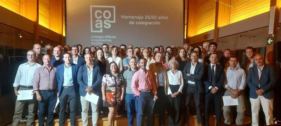 Foto de grupo de los colegiados/as que han cumplido 25 y 50 años de profesión
