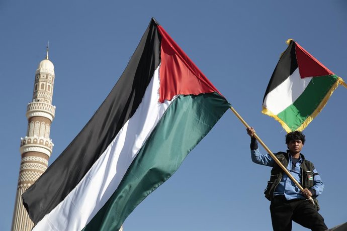 Archivo - 02 February 2024, Yemen, Sanaa: A supporter of the Iran-backed Houthi militia takes part in a demonstration against the USA and Israel and solidarity with Palestinians people at Gaza Strip, amid growing tensions between the USA and the Houthis f