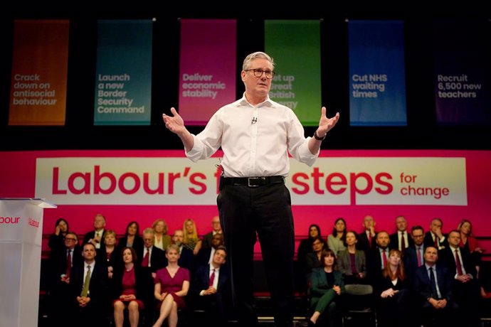 Archivo - 16 May 2024, United Kingdom, Essex: UK Labour Party leader Keir Starmer speaks during his visit to the Backstage Centre in Purfleet for the launch of Labour's doorstep offer to voters ahead of the general election. Photo: Victoria Jones/PA Wire/