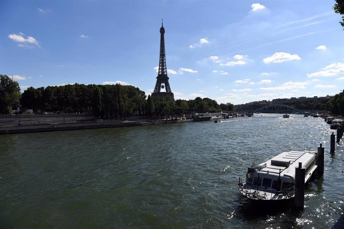 Archivo - FILED - 09 July 2016, France, Paris: A view of the river Seine in front of the Eiffel Tower in Paris. In Paris, residents and tourists will be able to swim in the Seine again from 2025 for the first time in over 100 years, Mayor Anne Hidalgo ann