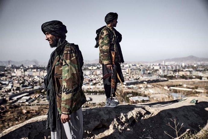 Archivo - November 12, 2021, Kabul, Afghanistan: Two Taliban fighters walk through the ruins of Bala Hissar Fortress, from which they dominate a large part of the Afghan capital.