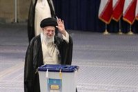 El líder supremo de Irán vota en unos comicios en los que se miden el reformista Pezeshkian y el conservador Jalili