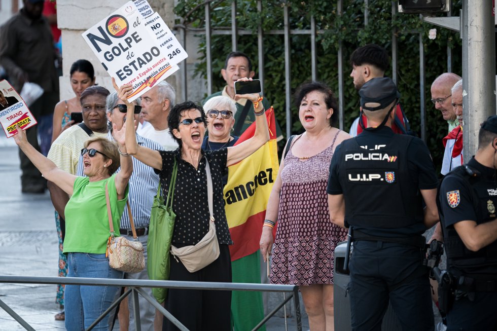 Varias personas se concentran para protestar contra el presidente del Gobierno antes de que su mujer, Begoña Gómez, llegue a declarar como investigada, en los juzgados de Plaza de Castilla, a 5 de julio de 2024, en Madrid (España).