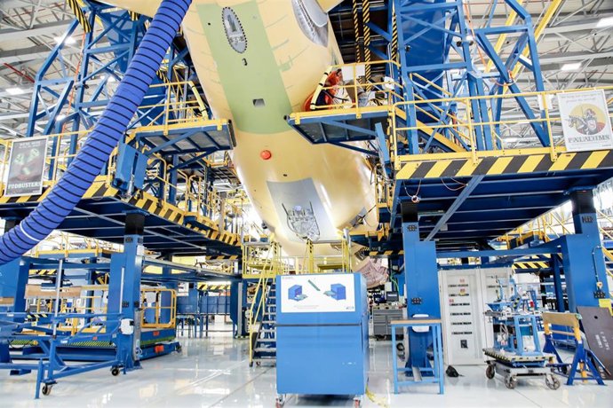Archivo - Montaje de estructuras de la cola de un avión en el campus de Airbus en Getafe, Campus Futura, a 23 de noviembre de 2022, en Getafe, Madrid (España).