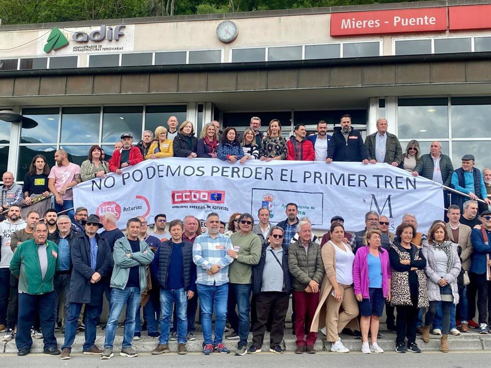 Archivo - Imagen de archivo de una concentración en Mieres para pedir que el AVE pare en Mieres y Lena.