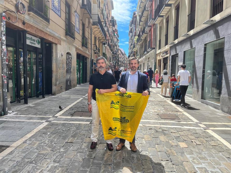 La Mancomunidad de la Comarca de Pamplona y Ecoembes reparten más de 20.000 bolsas amarillas para reciclar en San Fermín