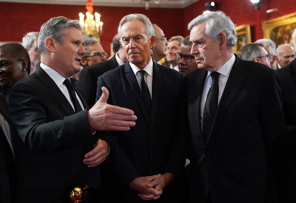 Archivo - Keir Starmer, Tony Blair y Gordon Brown en la ceremonia de coronación del rey Carlos III