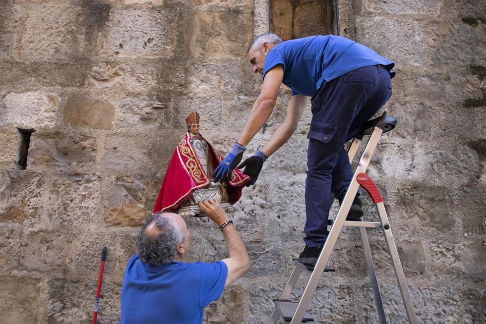 Operarios del Ayuntamiento de Pamplona desmontan la hornacina de la cuesta de Santo Domingo y retira la imagen de San Fermín
