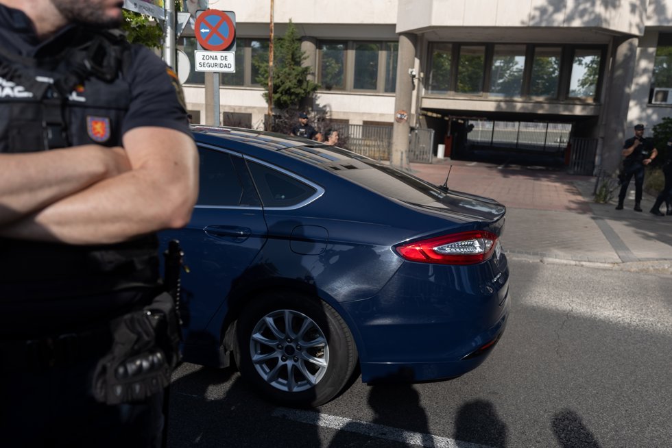 Un coche oficial a su llegada a los juzgados de Plaza de Castilla, a 5 de julio de 2024, en Madrid (España).