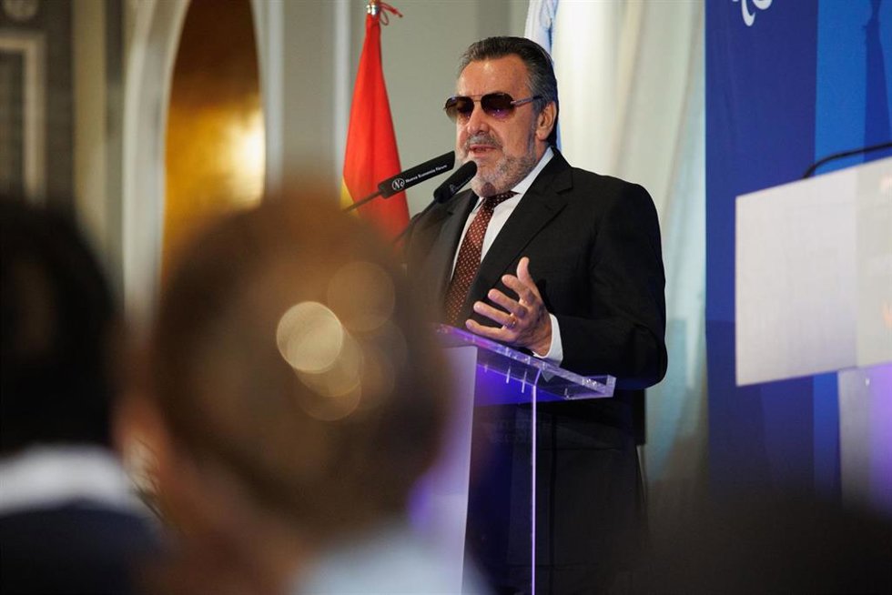 El presidente del Comité Paralímpico Español y presidente de la ONCE, Miguel Carballeda, interviene durante un desayuno informativo de Nueva Economía Fórum