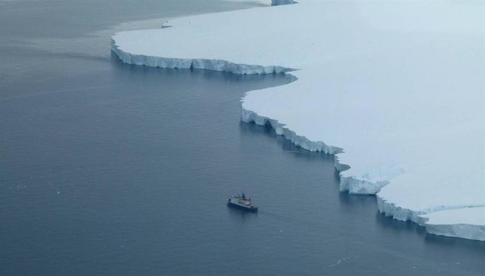 FS Polarstern en el interior del lago Pine Island