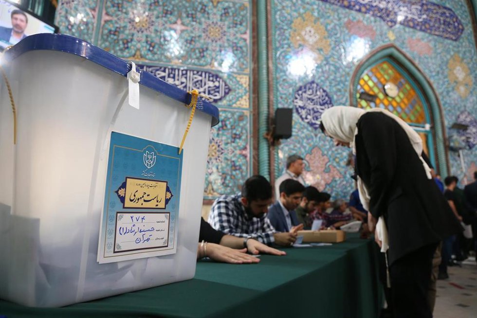 Una mujer vota en la primera vuelta de las elecciones presidenciales en Irán (archivo)