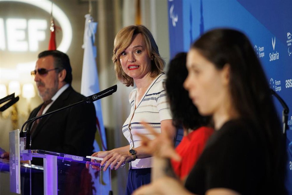 La ministra de Educación, Formación Profesional y Deportes, Pilar Alegría, interviene durante un desayuno informativo de Nueva Economía Fórum, en el Hotel Mandarin Oriental Ritz, a 5 de julio de 2024, en Madrid (España).