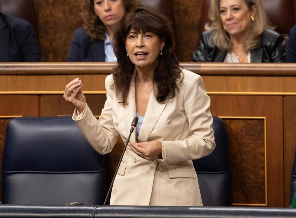 Archivo - La ministra de Igualdad, Ana Redondo, interviene durante una sesión de control al Gobierno, en el Congreso de los Diputados.