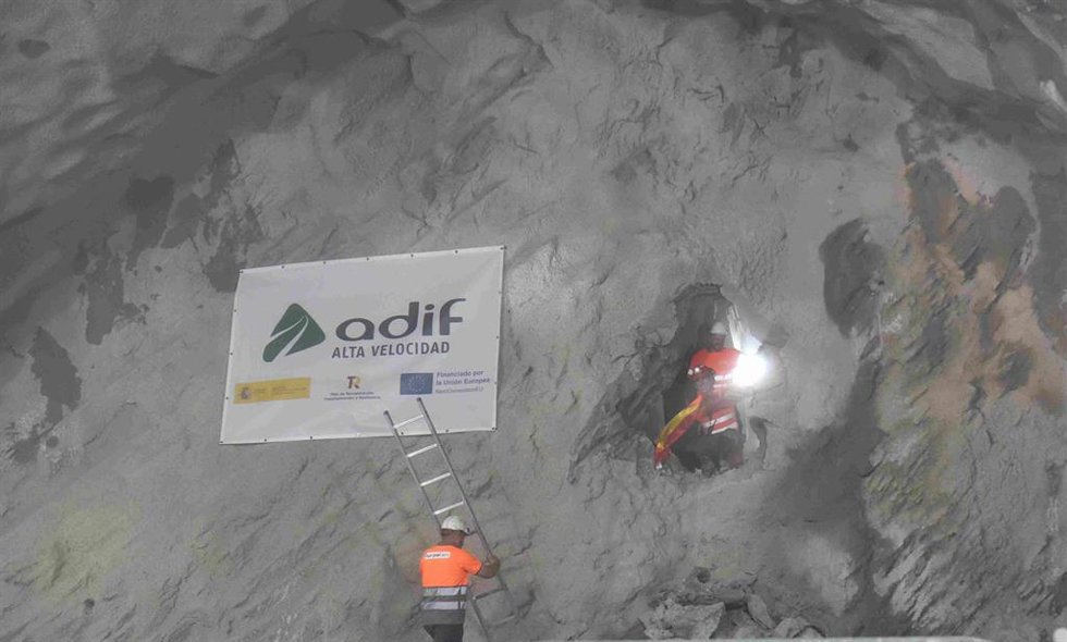 Adif AV cala el túnel de la Dehesa del Terzuelo, uniendo sus dos frentes